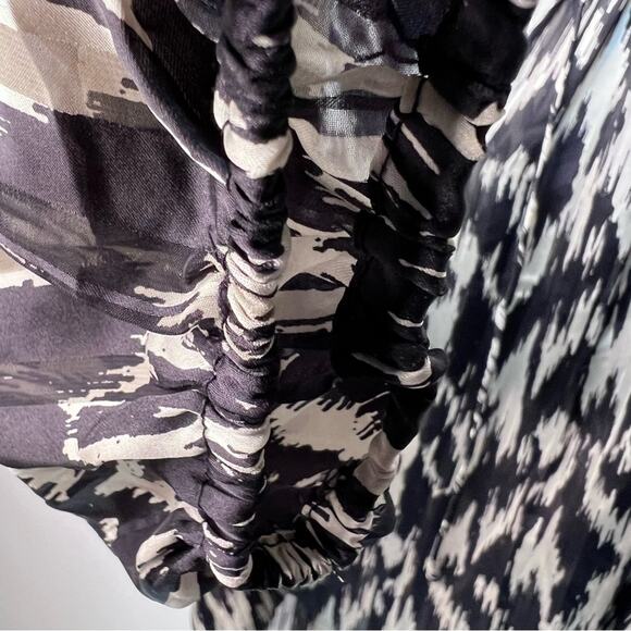 H&M, black and off-white Large tie V-neck blouse - Picture 8 of 11